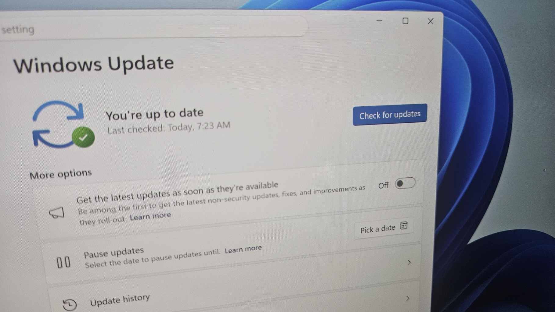 I PC con Windows 11 con l'opzione "Ottieni gli aggiornamenti più recenti" abilitata scaricano automaticamente aggiornamenti non necessari