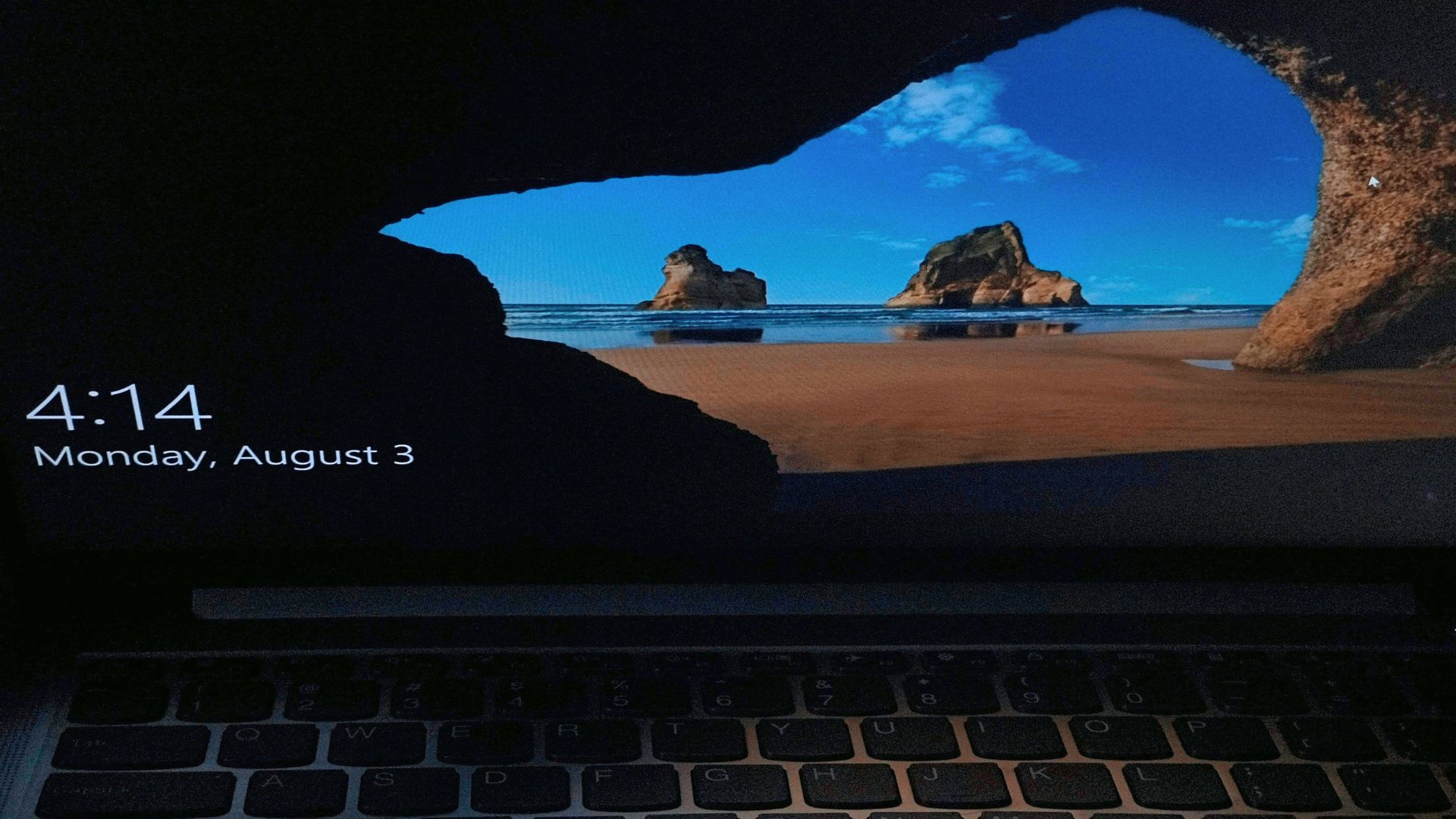 Une plage néo-zélandaise, présentée comme photo d'écran de verrouillage de Windows 10, devient une destination touristique
