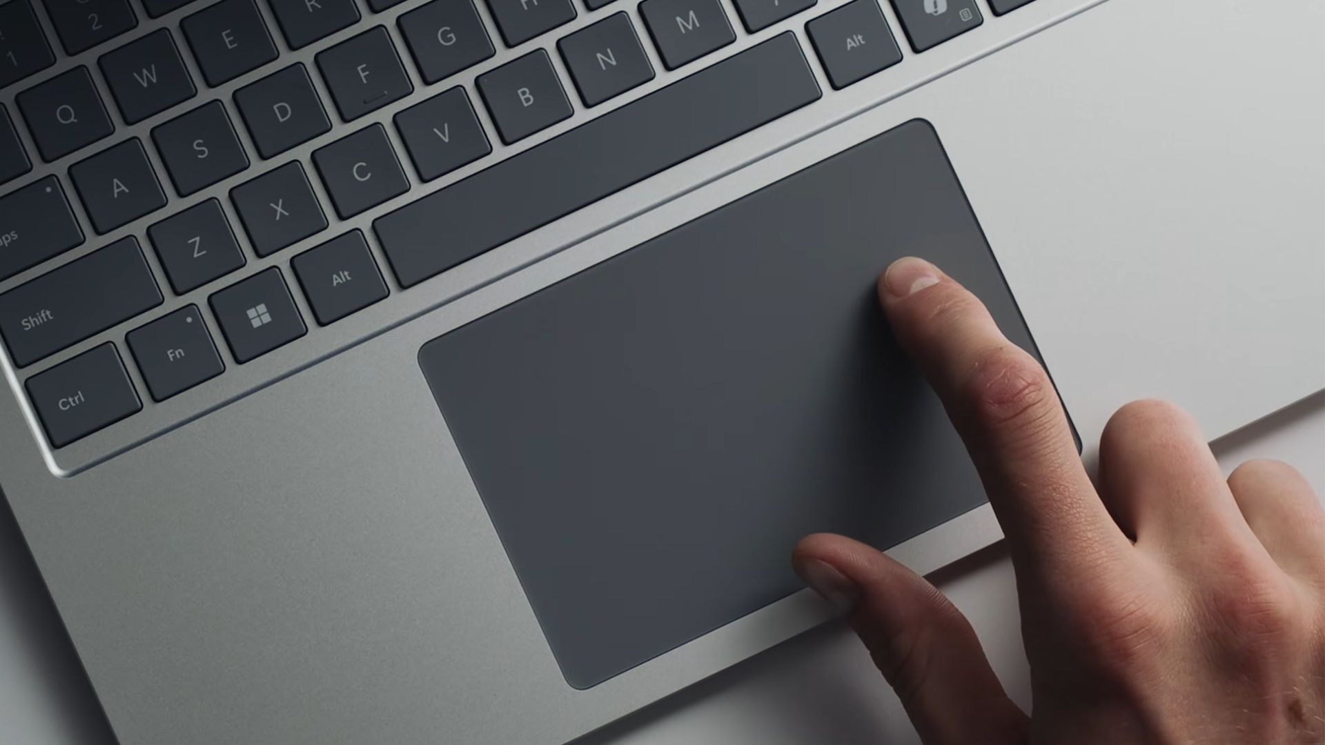 Windows 11 introduce la possibilità di ridimensionare la zona del clic destro sul touchpad, una funzione assente in macOS