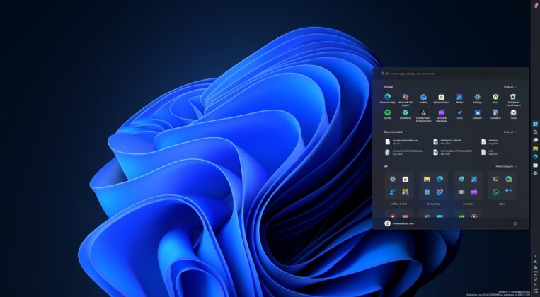 Windows 11 taskbar right side hands on