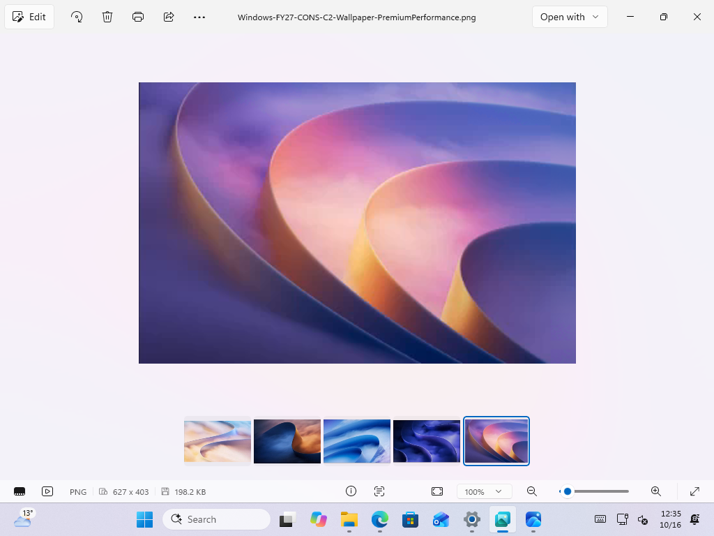 Photo Viewer&rsquo;s filmstrip lets users move between images in the same folder