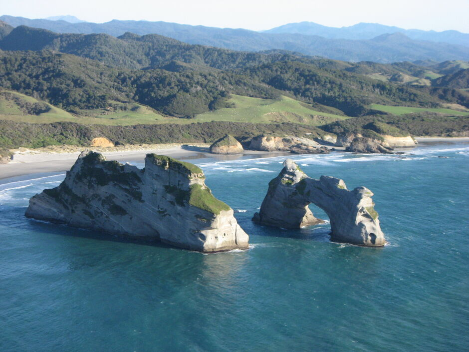 Arches marines de Wharariki sur le vol panoramique Golden Bay Air West Coast